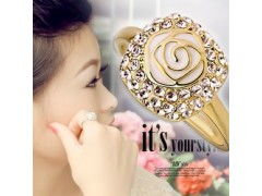 韓潮涌動，璀璨情緣 義烏飾品直銷網(wǎng)引領(lǐng)滿鉆山茶花戒指新風(fēng)尚